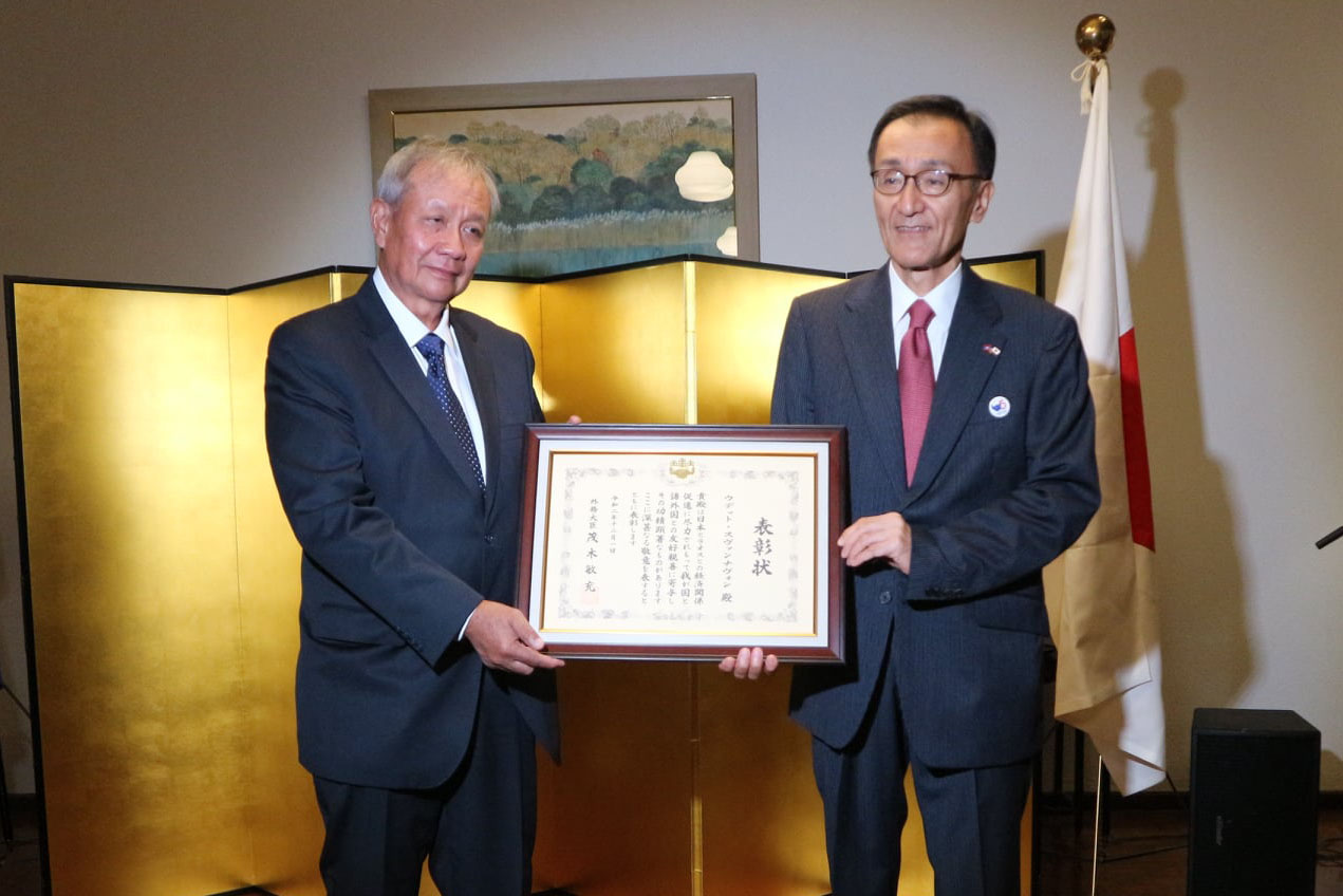 Mr. Oudet Souvannavong received the Certificate of Commendation from Japanese Foreign Minister Motegi Toshimitsu
