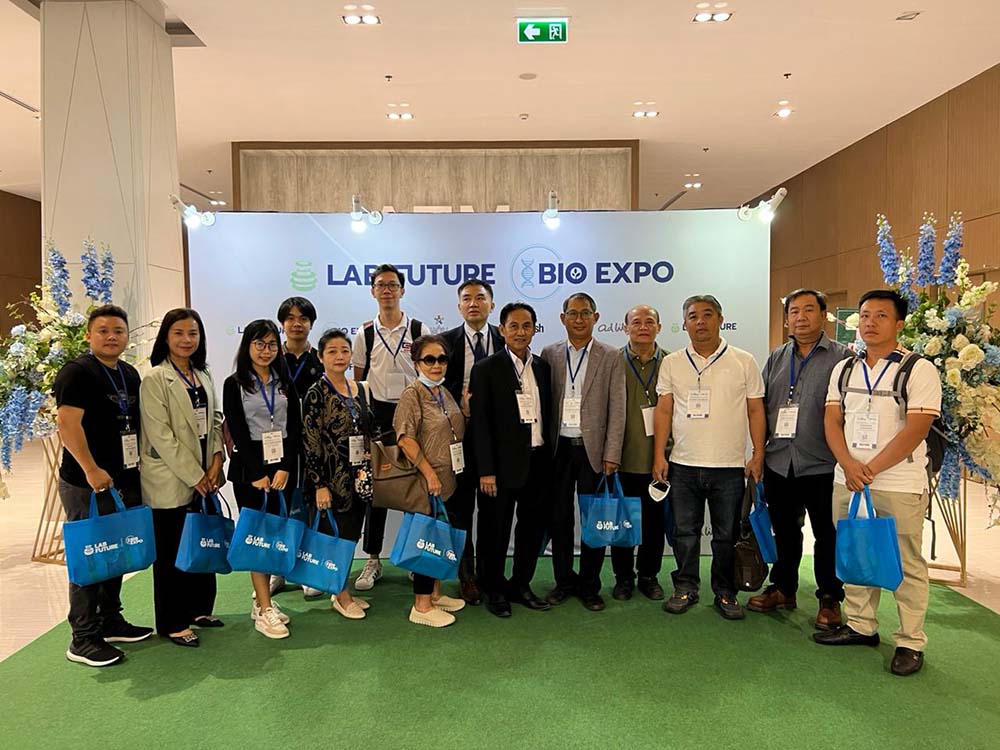 ສູນບໍລິການ SME, ສະພາການຄ້າ ແລະ ອຸດສາຫະກຳແຫ່ງຊາດລາວ ໄດ້ນຳພາຜູ້ປະກອບການຈາກ ສປປ ລາວ ທ່ຽວຊົມງານ LAB Future & BIO Expo 2022