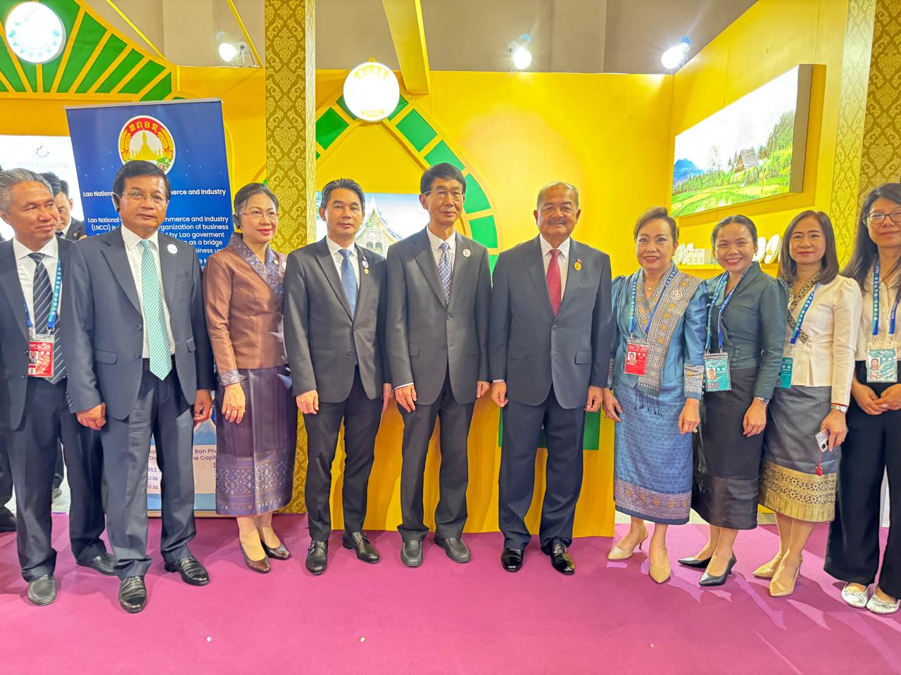 ຕ້ອນຮັບຄະນະລັດຖະບານ ນໍາໂດຍ ພະນະທ່ານ ກິແກ້ວ ໄຂຄຳພິທູນ ຮອງນາຍົກລັດຖະມົນຕີ ແຫ່ງ ສປປ ລາວ,  ຢ້ຽມຊົມ ຫ້ອງວາງສະແດງຜະລິດຕະພັນລາວ ໃນງານວາງສະແດງ ຈີນ – ອາຊີໃຕ້