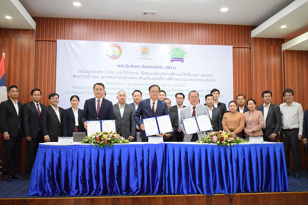 ສຄອຊ, ສທກລ ແລະ ທະນາຄານນະໂຍບາຍ ໄດ້ຮ່ວມກັນເຊັນບົດບັນທຶກຂໍ້ຕົກລົງ (MOA) ຮ່ວມມື ພາຍໃຕ້ຫົວຂໍ້ໂຄງການ “ສົ່ງເສີມຄວາມເຂັ້ມແຂງຂອງທຸລະກິດກະສິກຳລາວ”