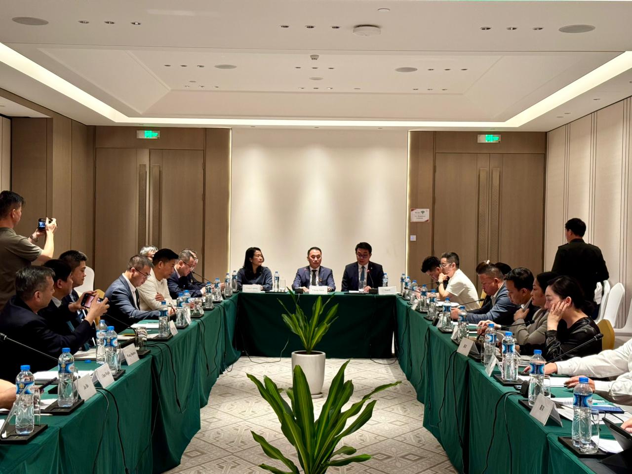 ກອງປະຊຸມພົບປະແລກປ່ຽນທາງດ້ານທຸລະກິດ ລະຫວ່າງ ລາວ-ຈີນ ພາຍໃຕ້ຫົວຂໍ້: ເປີດປະຕູສູ່ໂລກພາຍນອກ ຄືໂອກາດແຫ່ງໄຊຊະນະ