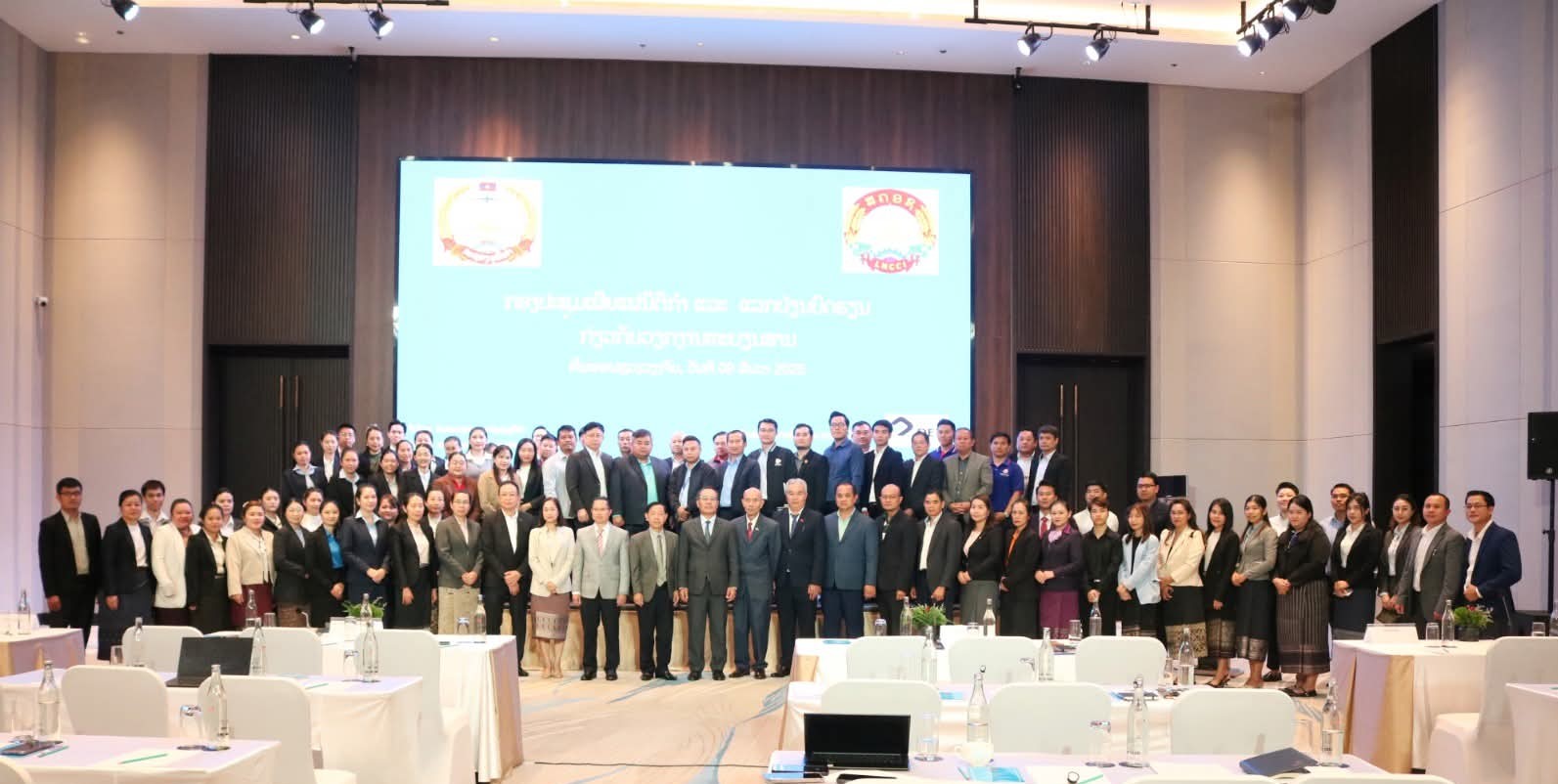 ບັນດາຫົວໜ່ວຍທຸລະກິດໄດ້ຮັບຟັງການເຜີຍແຜ່ນິຕິກຳ ກ່ຽວກັບວຽກງານທະບຽນສານ