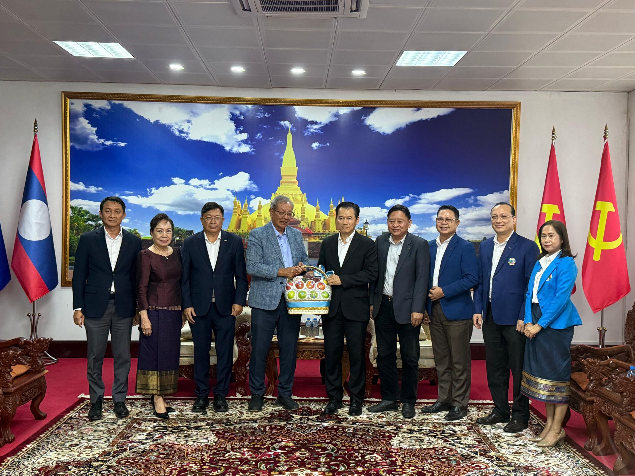 ຄະນະ ສຄອຊ ເຂົ້າອວຍພອນປີໃໝ່ ທ່ານລັດຖະມົນຕີ ກະຊວງອຸດສາຫະກຳແລະການຄ້າ