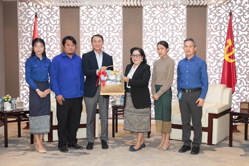 ສຄອຊ ໄດ້ເຂົ້າພົບປະ ແລະ ອວຍພອນປີໃໝ່ ບໍລິສັດ ປີໂຕຣລ້ຽມເທຣດດິ້ງ ລາວ ມະຫາຊົນ ໃນນາມສະມາຊິກ ຜູ້ຊົງຄຸນວຸດທິ ສຄອຊ.