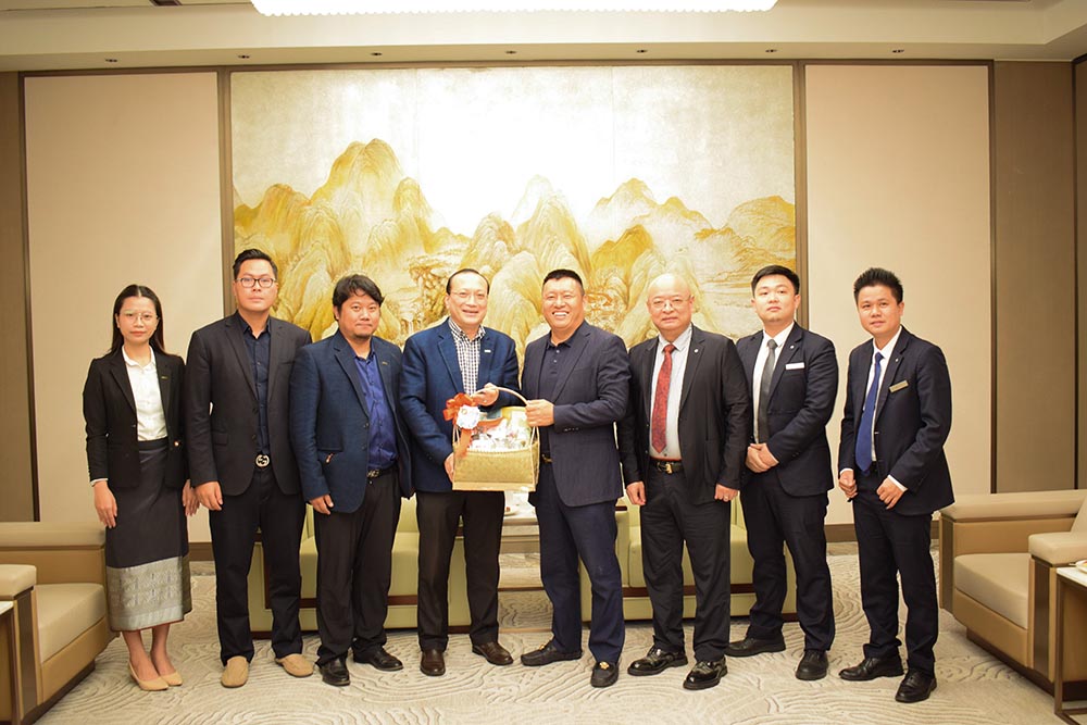 ສຄອຊ  ໄດ້ເຂົ້າພົບປະ ແລະ ອວຍພອນປີໃໝ່ ໂຮງແຮມ ລາດຊະວົງ ວັນດ້າ ວິສຕ້າ ຈໍາກັດຜູ້ດຽວ ໃນນາມສະມາຊິກ ຜູ້ຊົງຄຸນວຸດທິ ສຄອຊ