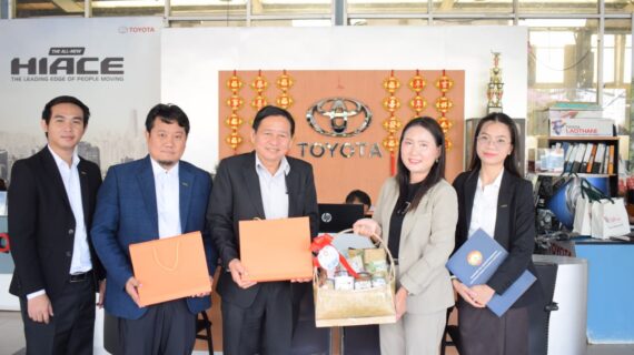 ສຄອຊ ໄດ້ເຂົ້າພົບປະ ແລະ ອວຍພອນປີໃໝ່ ບໍລິສັດ ໂຕໂຍຕ້າ ລາວທານີ ຈຳກັດຜູ້ດຽວ ໃນນາມສະມາຊິກ ຜູ້ຊົງຄຸນວຸດທິ ສຄອຊ.