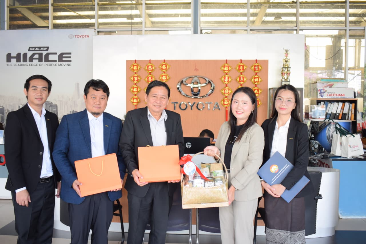 ສຄອຊ ໄດ້ເຂົ້າພົບປະ ແລະ ອວຍພອນປີໃໝ່ ບໍລິສັດ ໂຕໂຍຕ້າ ລາວທານີ ຈຳກັດຜູ້ດຽວ ໃນນາມສະມາຊິກ ຜູ້ຊົງຄຸນວຸດທິ ສຄອຊ.