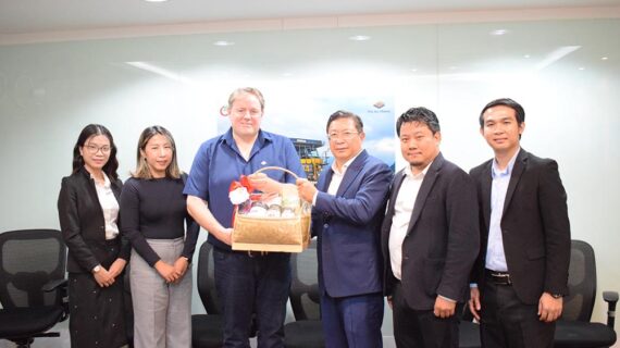 ສຄອຊ ໄດ້ເຂົ້າພົບປະ ແລະ ອວຍພອນປີໃໝ່ ບໍລິສັດ ພູເບ້ຍ ມາຍນີ້ງ ຈໍາກັດ ໃນນາມສະມາຊິກ ຜູ້ຊົງຄຸນວຸດທິ ສຄອຊ.