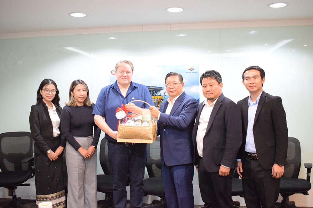 ສຄອຊ ໄດ້ເຂົ້າພົບປະ ແລະ ອວຍພອນປີໃໝ່ ບໍລິສັດ ພູເບ້ຍ ມາຍນີ້ງ ຈໍາກັດ ໃນນາມສະມາຊິກ ຜູ້ຊົງຄຸນວຸດທິ ສຄອຊ.