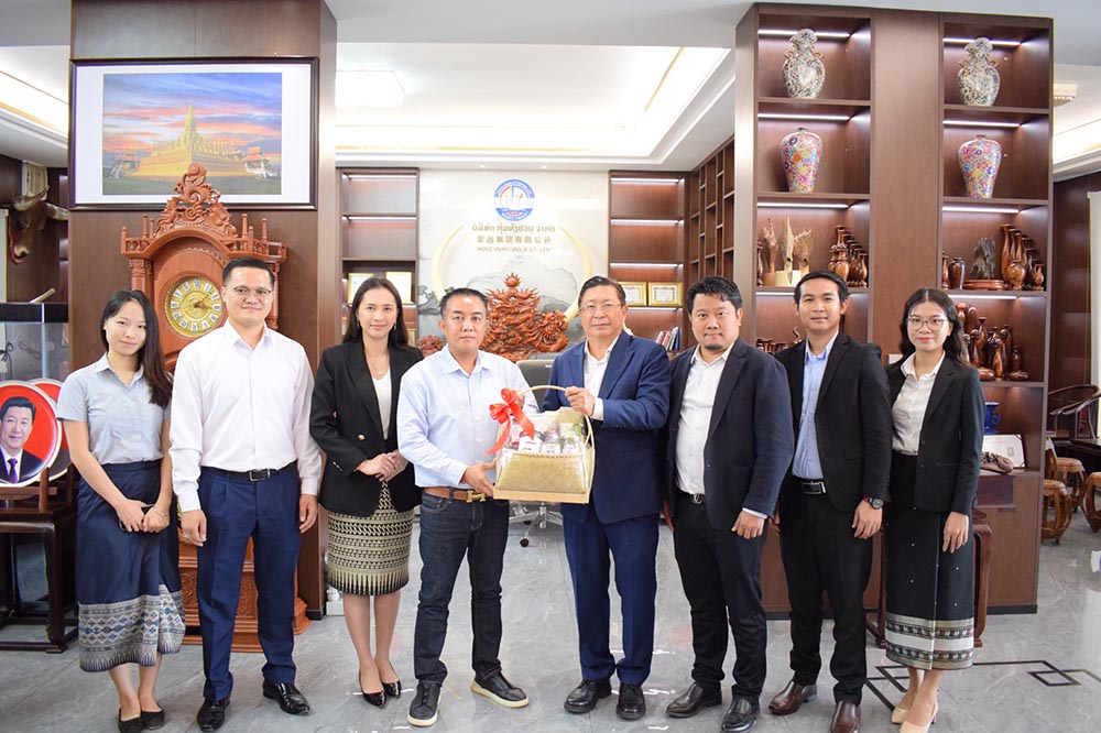 ສຄອຊ ໄດ້ເຂົ້າພົບປະ ແລະ ອວຍພອນປີໃໝ່ ບໍລິສັດ ກຸ່ມຫົງຢວນ ຈໍາກັດ ໃນນາມສະມາຊິກ ຜູ້ຊົງຄຸນວຸດທິ ສຄອຊ.