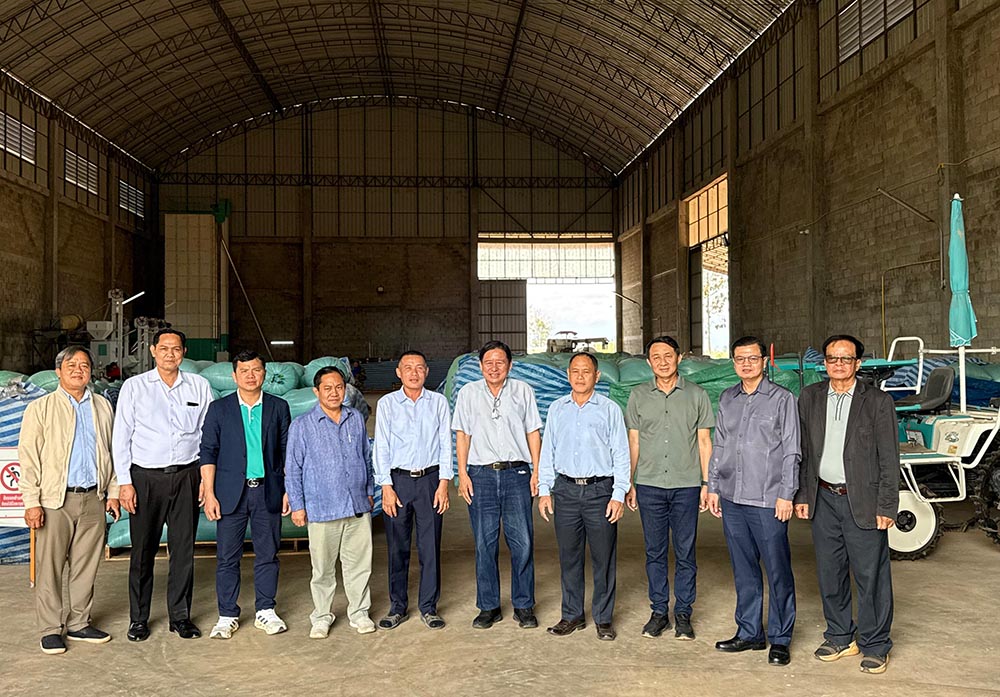 ຄະນະພັດທະນາທຸລະກິດກະສິກຳ ສຄອຊ ລົງຢ້ຽມຢາມໂຄງການປູກເຂົ້າສະອາດ ຢູ່ເມືອງປາກງື່ມ ເພື່ອຍົກລະດັບສູ່ການຜະລິດທັນສະໄໝ ແລະ ຍືນຍົງ